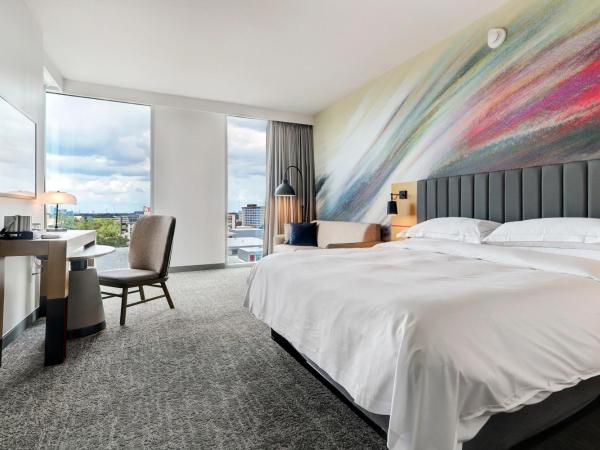 Hilton University of Houston : photo 2 de la chambre chambre lit king-size deluxe avec canapé-lit et vue