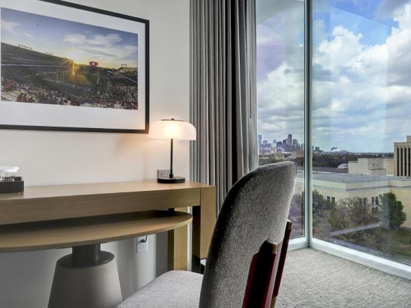 Hilton University of Houston : photo 2 de la chambre chambre d'angle lit king-size avec canapé-lit - vue sur ville
