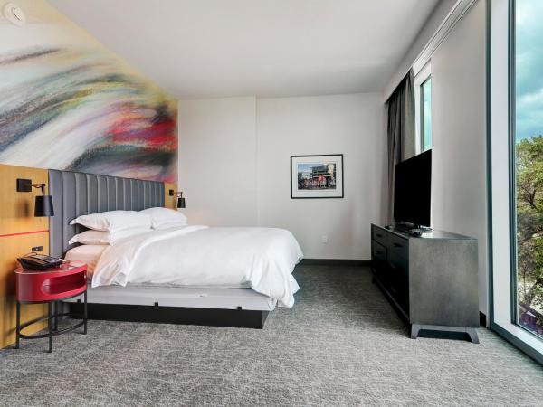 Hilton University of Houston : photo 1 de la chambre premium one-bedroom king suite with sofa bed and city view