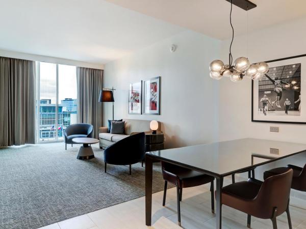 Hilton University of Houston : photo 3 de la chambre premium one-bedroom king suite with sofa bed and city view