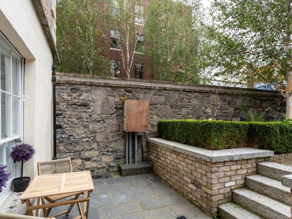 Spectacular 2 Bedroom Apartment with Sunny Garden & Terrace : photo 4 de la chambre chambre double deluxe