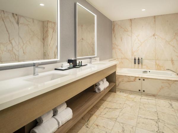 The Westin Denver Downtown : photo 10 de la chambre luxury suite with two queen beds with city and mountain view