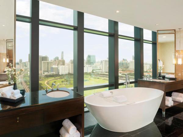 The St. Regis Bangkok : photo 9 de la chambre suite prsidentielle royale lit king-size-tage suprieur-vue sur ville et sur parcours de golf