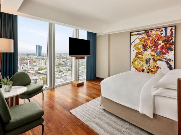 JW Marriott Hotel Frankfurt : photo 1 de la chambre chambre lit king-size deluxe panoramique