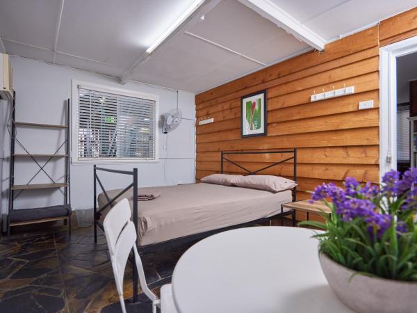 Cairns City Backpackers Hostel : photo 5 de la chambre chambre double avec salle de bains commune