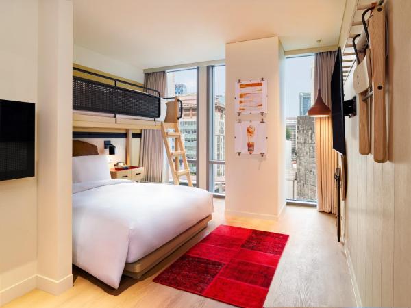 Moxy Seoul Myeongdong : photo 1 de la chambre lit queen-size et lit simple en mezzanine - vue sur ville