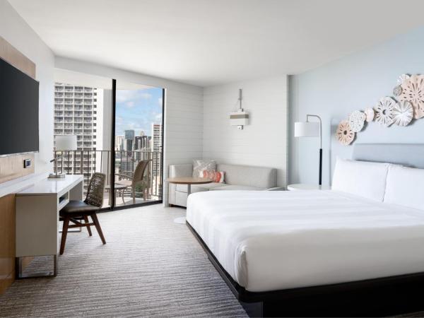 Waikiki Beach Marriott Resort & Spa : photo 1 de la chambre chambre avec lit king-size et canapé-lit accessible aux personnes malentendantes - vue sur ville