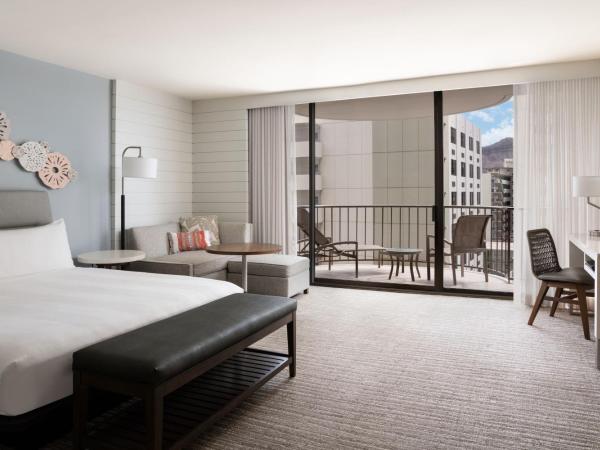 Waikiki Beach Marriott Resort & Spa : photo 2 de la chambre chambre avec lit king-size et canapé-lit accessible aux personnes malentendantes - vue sur ville