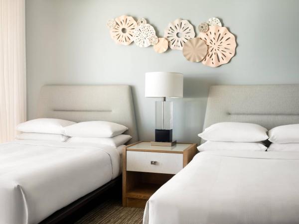 Waikiki Beach Marriott Resort & Spa : photo 1 de la chambre chambre avec vue sur océan, 2 lits doubles, tour paoakalani, balcon