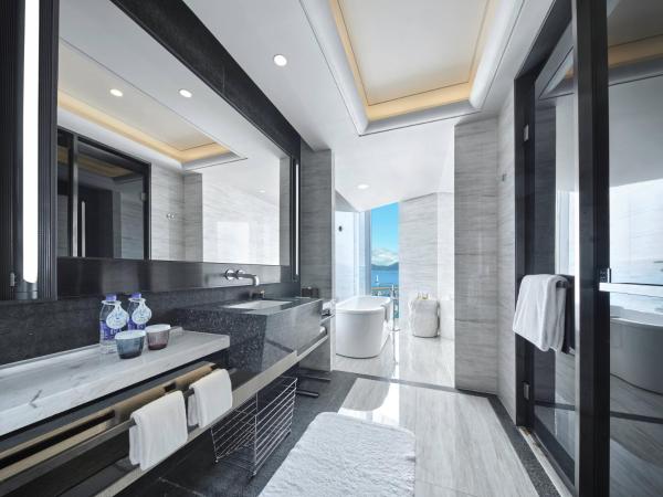 Hilton Shenzhen Shekou Nanhai : photo 4 de la chambre king executive corner w/balcony wanghai wing