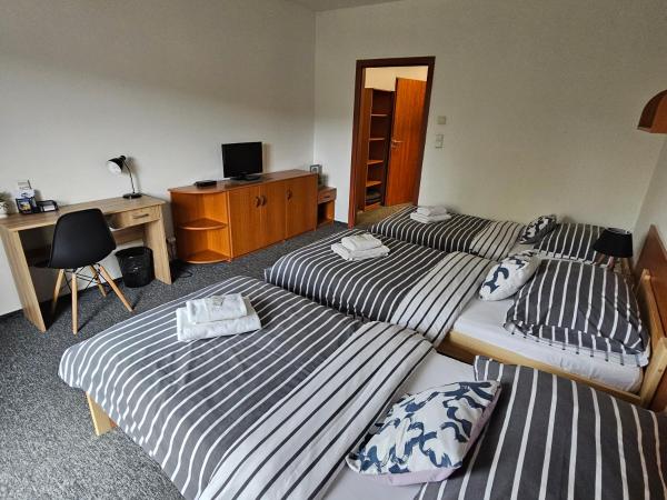 Penzion a Restaurace Simanda : photo 2 de la chambre chambre lits jumeaux avec balcon