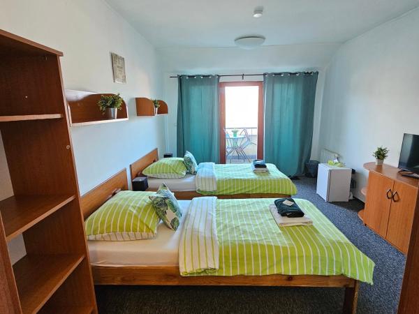 Penzion a Restaurace Simanda : photo 9 de la chambre chambre lits jumeaux avec balcon