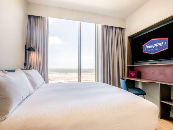 Hampton By Hilton Blackpool : photo 1 de la chambre premium queen room with sofa bed and sea view - non-smoking