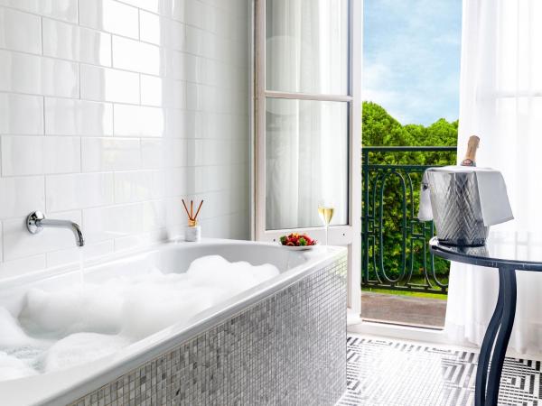 Waldorf Astoria Versailles - Trianon Palace : photo 3 de la chambre chambre lit king-size deluxe - palace 5 Étoiles - vue sur parc