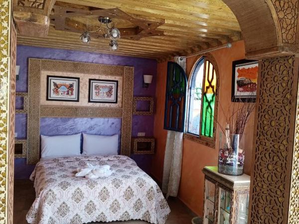 RIAD Dar Ouezzani : photo 1 de la chambre chambre deluxe avec 2 lits queen-size