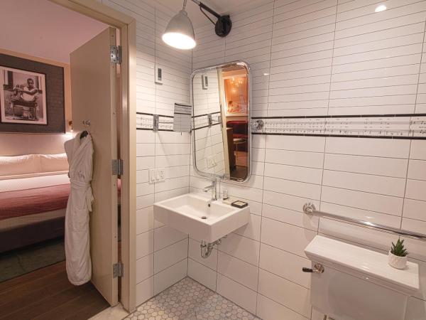 The Evelyn NoMad : photo 2 de la chambre chambre lit queen-size deluxe - accessible aux personnes à mobilité réduite