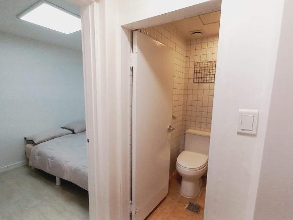 G Yongsan Inn : photo 2 de la chambre chambre double avec salle de bains privative