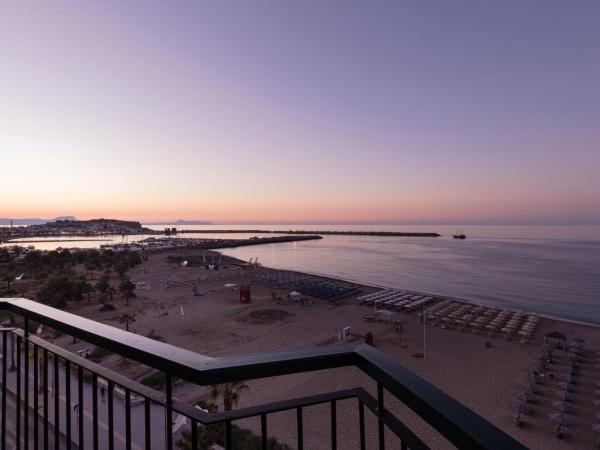 Aquila Porto Rethymno : photo 2 de la chambre chambre double de luxe sur front de mer