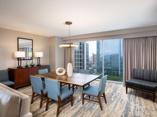 Hilton Americas - Houston : photo 4 de la chambre salon