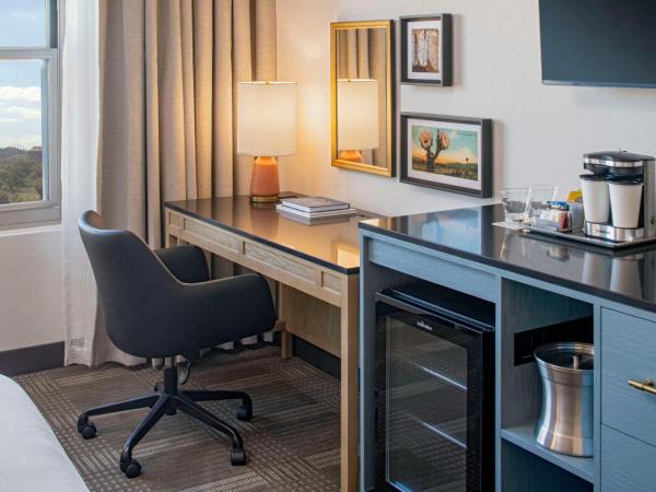 Hilton San Antonio Hill Country : photo 9 de la chambre chambre lit king-size