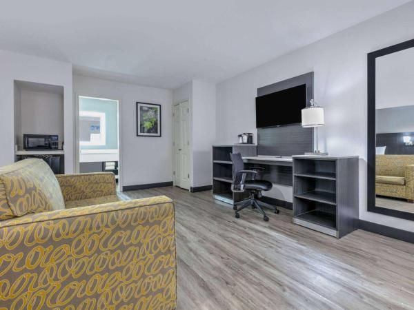 La Quinta Inn by Wyndham Dallas Uptown : photo 5 de la chambre chambre exécutive avec 2 lits doubles