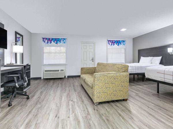 La Quinta Inn by Wyndham Dallas Uptown : photo 6 de la chambre chambre exécutive avec 2 lits doubles