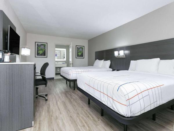 La Quinta Inn by Wyndham Dallas Uptown : photo 3 de la chambre double room with two double beds and bath tub - mobilty accessible/non-smoking