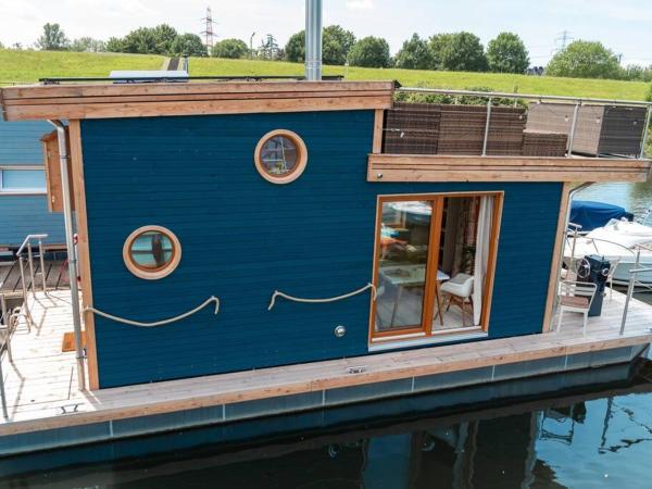 Tiny-Hausboot mit Kamin und Dachterrassenlounge : photo 1 de la chambre mobile home