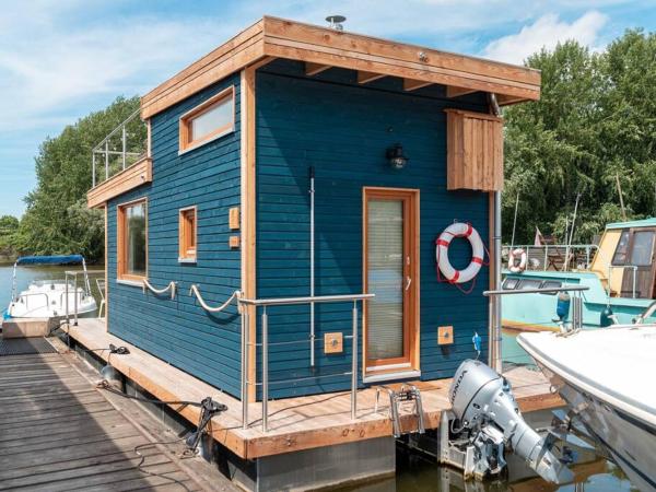 Tiny-Hausboot mit Kamin und Dachterrassenlounge : photo 8 de la chambre mobile home
