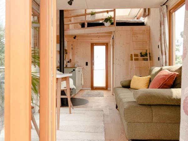 Tiny-Hausboot mit Kamin und Dachterrassenlounge : photo 9 de la chambre mobile home