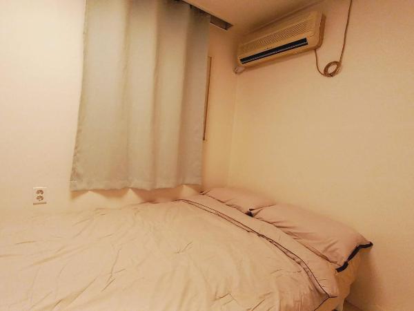 G Yongsan Inn : photo 6 de la chambre chambre double avec salle de bains privative