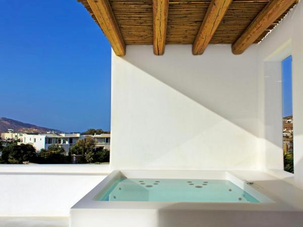 Adama Mykonos Boutique Hotel : photo 8 de la chambre suite junior avec bain à remous extérieur et vue sur horizon