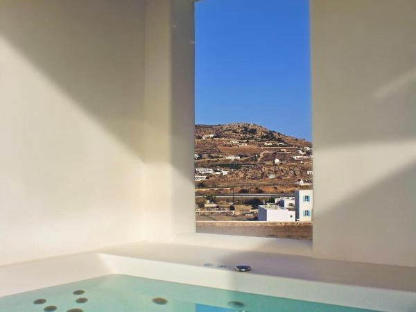 Adama Mykonos Boutique Hotel : photo 5 de la chambre suite junior avec bain à remous extérieur et vue sur horizon