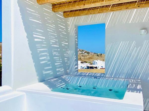 Adama Mykonos Boutique Hotel : photo 1 de la chambre suite junior avec bain à remous extérieur et vue sur horizon