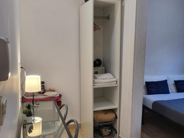 Barcelona Rooms 294 : photo 8 de la chambre petite chambre double avec salle de bains privative