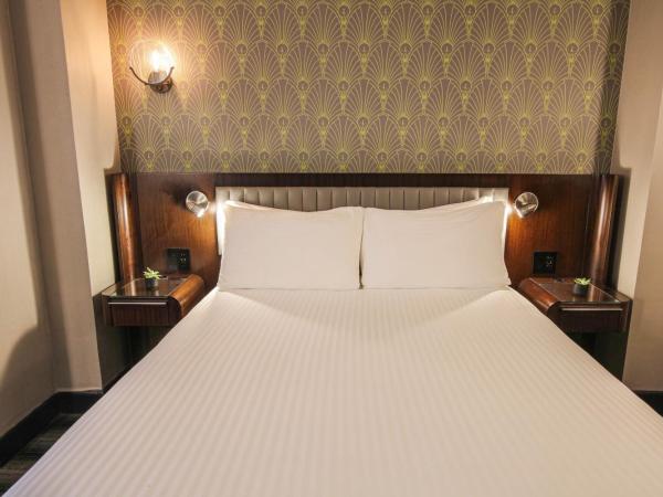 Hotel Edison Times Square : photo 4 de la chambre hébergement lit queen-size signature