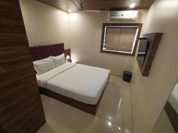 Hotel New Peninsula Suite - Near Masjid Bandar and CST Station - South Mumbai : photo 9 de la chambre chambre double supérieure