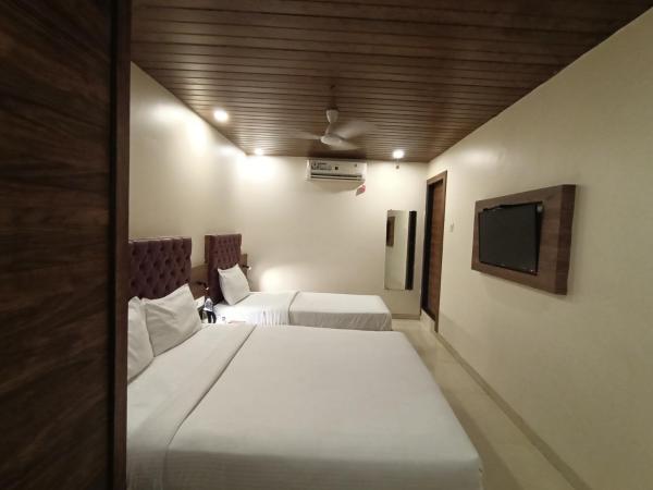 Hotel New Peninsula Suite - Near Masjid Bandar and CST Station - South Mumbai : photo 8 de la chambre chambre triple deluxe