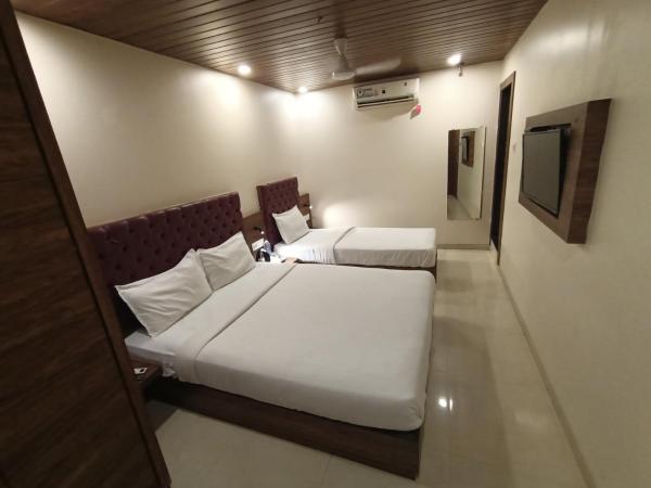 Hotel New Peninsula Suite - Near Masjid Bandar and CST Station - South Mumbai : photo 4 de la chambre chambre triple deluxe