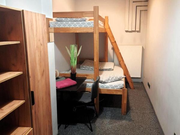 GO Hostel Rewolucji : photo 4 de la chambre chambre double ou lits jumeaux