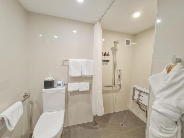 Chateau On The Park - Christchurch, A Doubletree By Hilton : photo 1 de la chambre chambre lits jumeaux - pour personnes à mobilité réduite