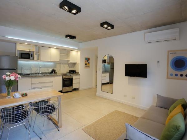 OWN Belgrano Studios & Suites : photo 2 de la chambre suite lit king-size avec balcon