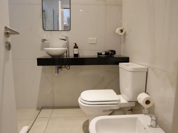 OWN Belgrano Studios & Suites : photo 3 de la chambre suite lit king-size avec balcon