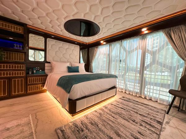 Overnight Super Yacht - Orchid : photo 1 de la chambre suite junior familiale