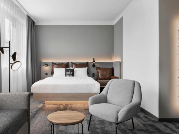 Moxy Duesseldorf City : photo 2 de la chambre chambre familiale moxyfiée