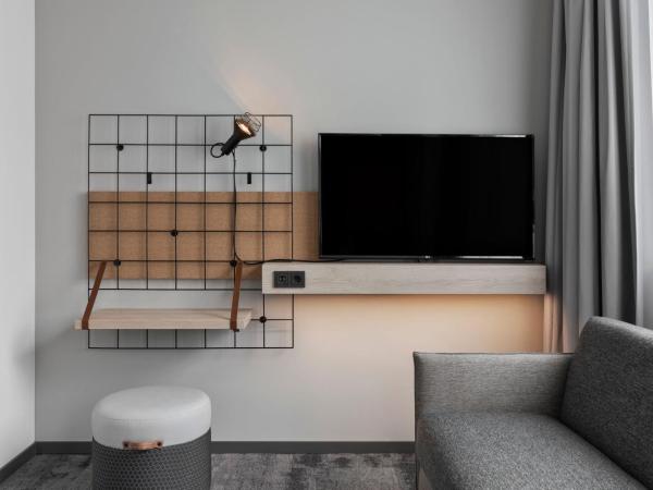 Moxy Duesseldorf City : photo 3 de la chambre chambre familiale moxyfiée