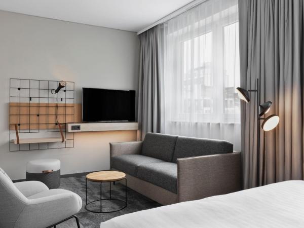 Moxy Duesseldorf City : photo 4 de la chambre chambre familiale moxyfiée