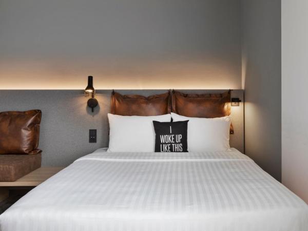 Moxy Duesseldorf City : photo 2 de la chambre chambre triple moxyfiée