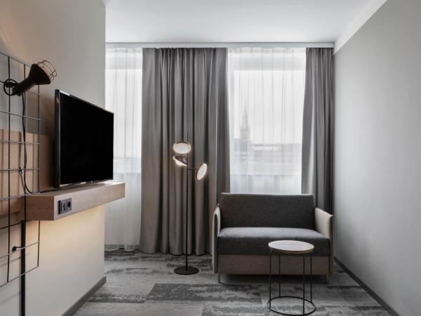 Moxy Duesseldorf City : photo 3 de la chambre chambre triple moxyfiée