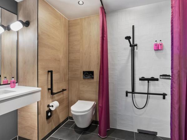 Moxy Duesseldorf City : photo 5 de la chambre chambre triple moxyfiée